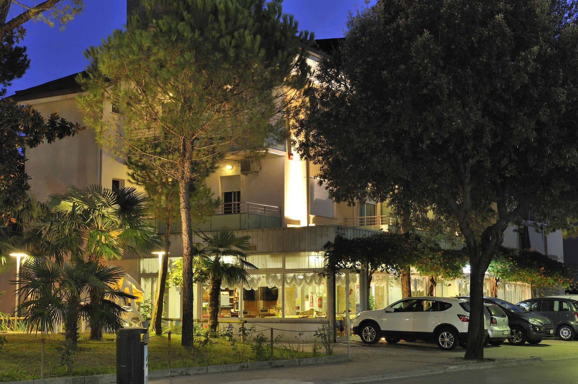 Hotel Mimosa Lignano Sabbiadoro Exterior photo